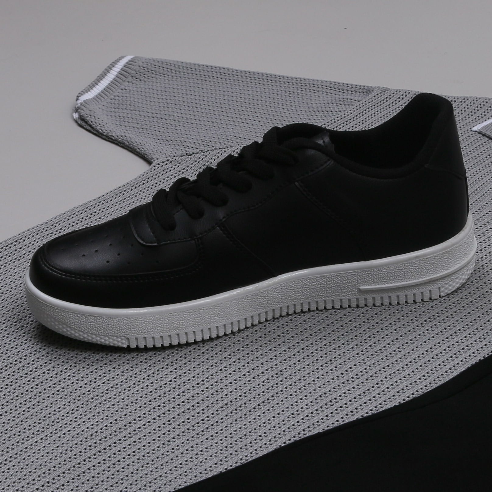 Gri Triko Polo Yaka Tişört Siyah kumaş pantolon  ayakkabı Kombin