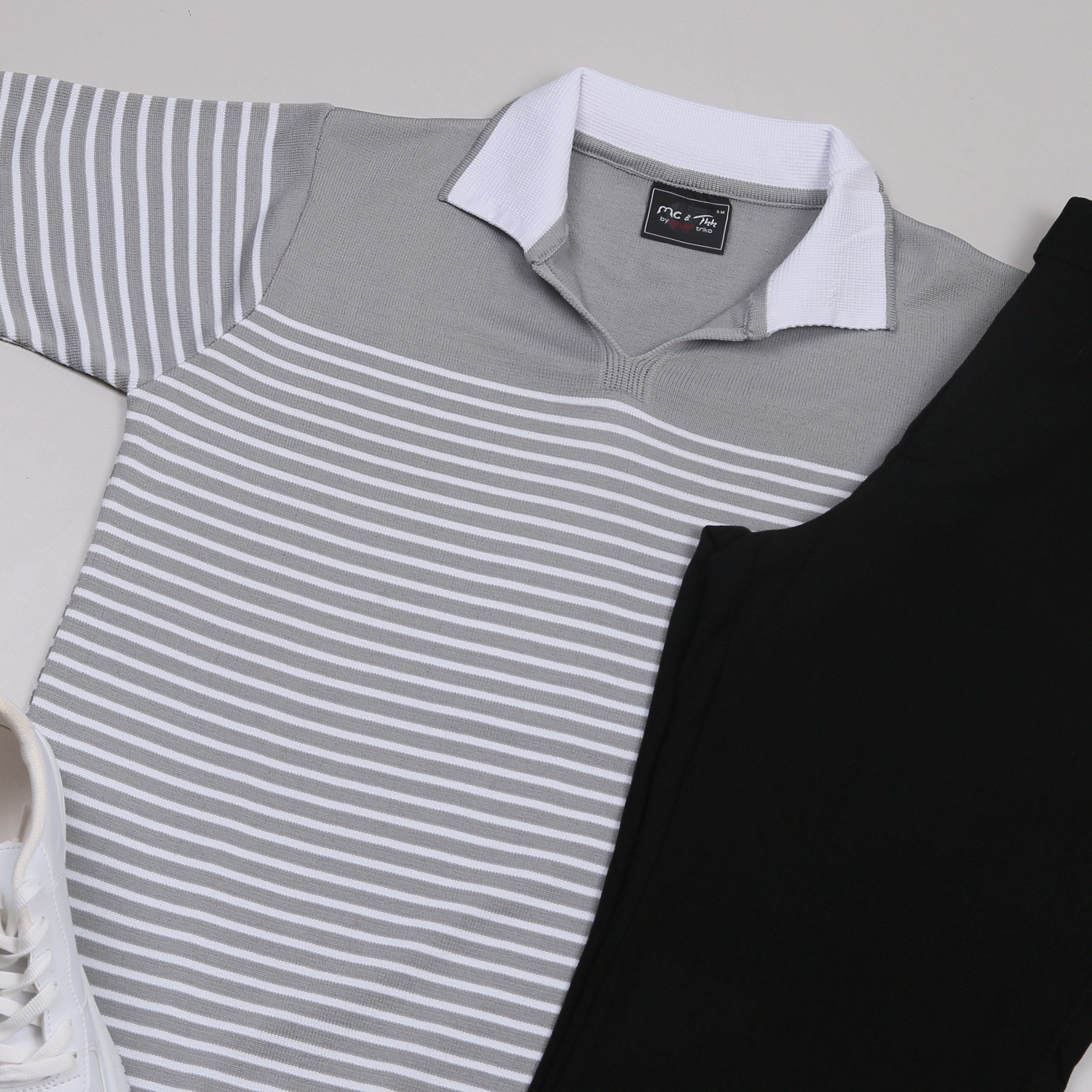 Gri Triko Polo Yaka Tişört Siyah Kumaş Pantolon Ayakkabı Kombin