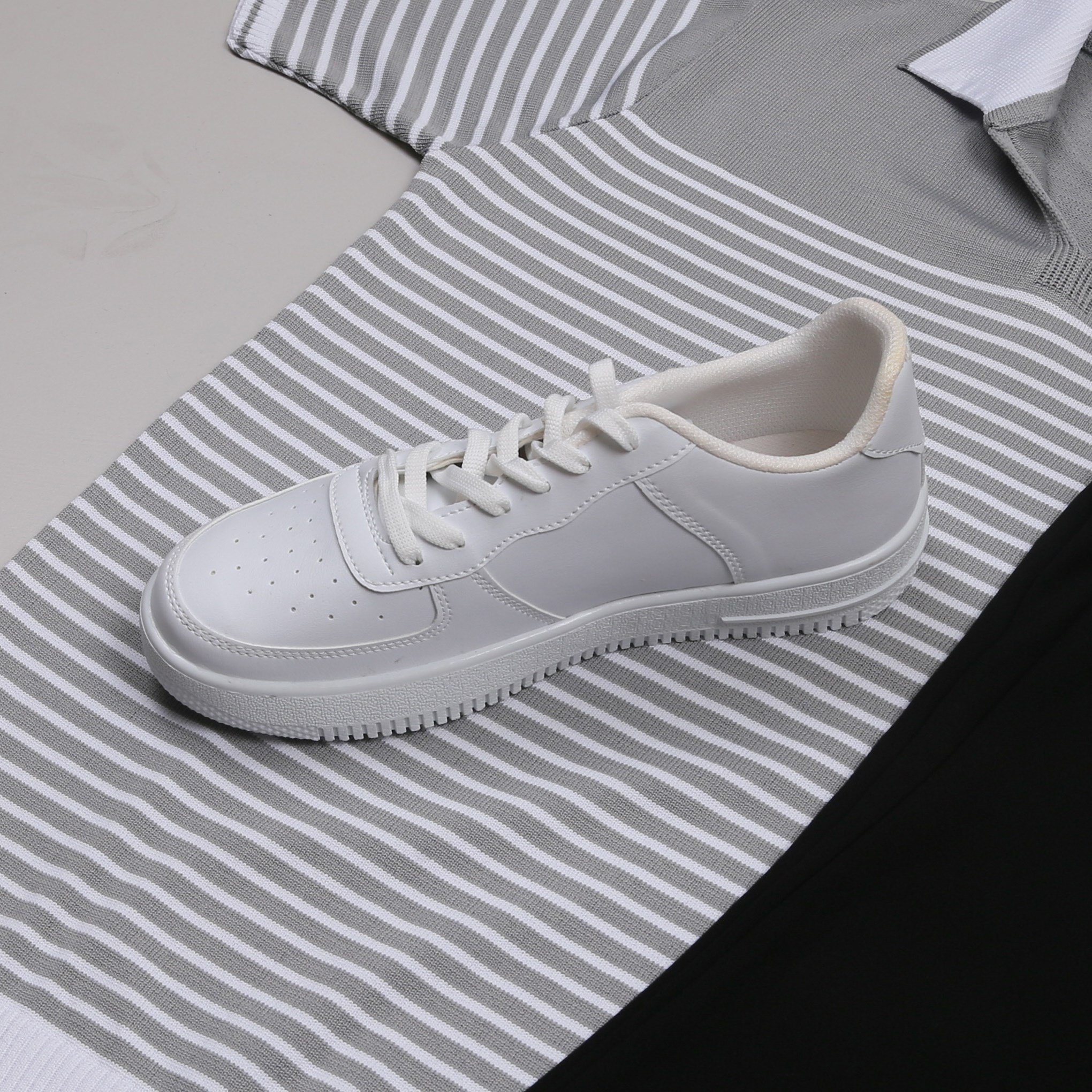 Gri Triko Polo Yaka Tişört Siyah Kumaş Pantolon Ayakkabı Kombin