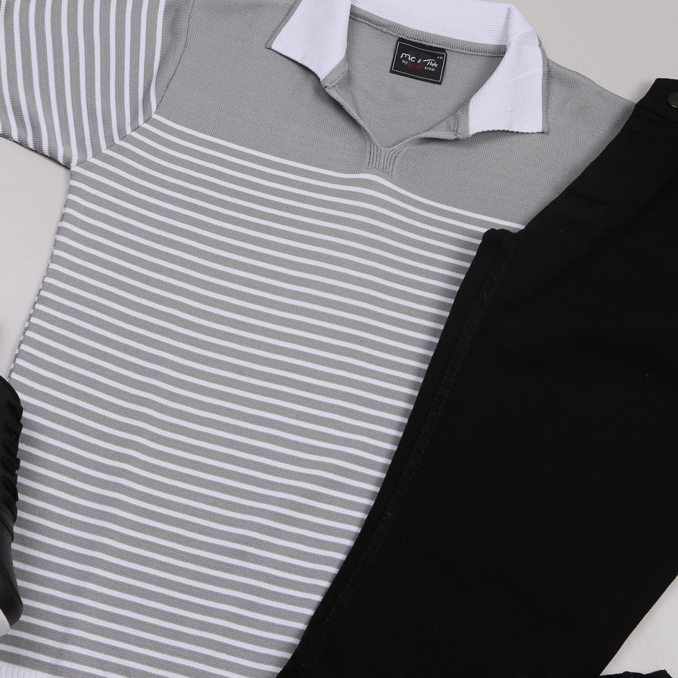 Gri Triko Polo Yaka Tişört Siyah Pantolon Ayakkabı Kombin