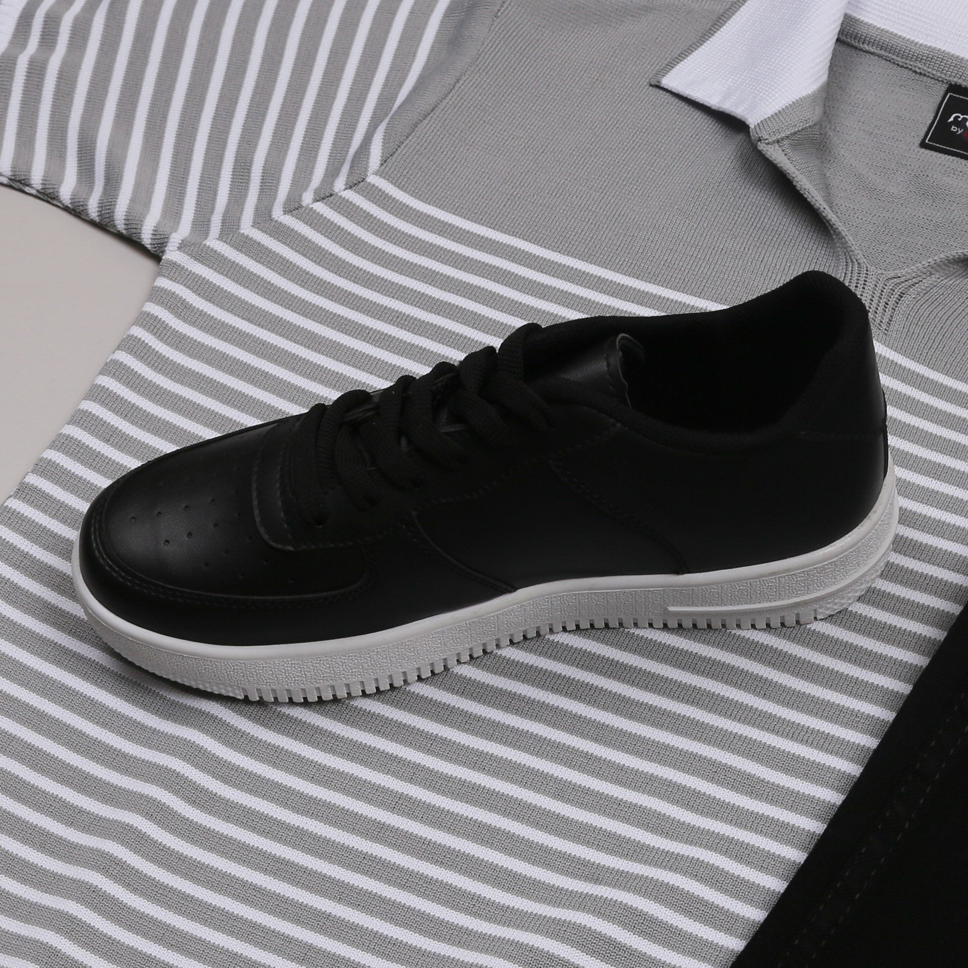 Gri Triko Polo Yaka Tişört Siyah Pantolon Ayakkabı Kombin