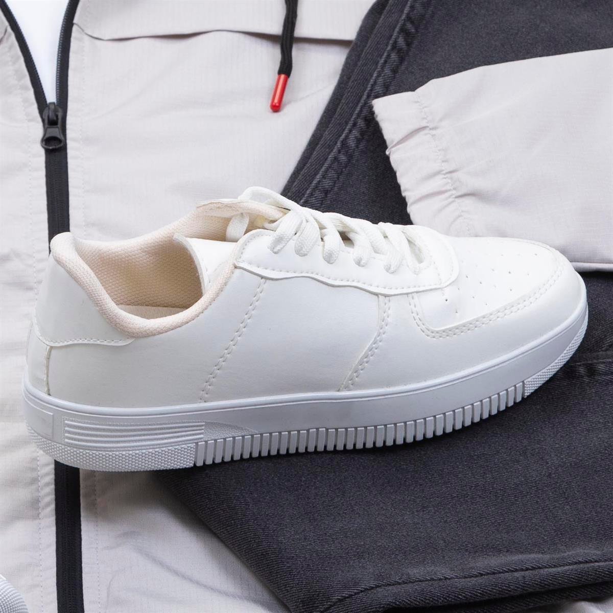 Gri Yağmurluk Tişört Pantolon Ayakkabı Kombin