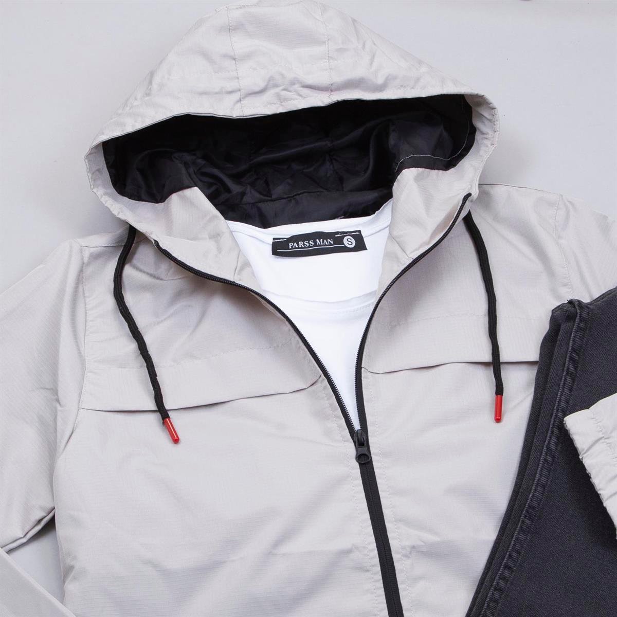 Gri Yağmurluk Tişört Pantolon Ayakkabı Kombin