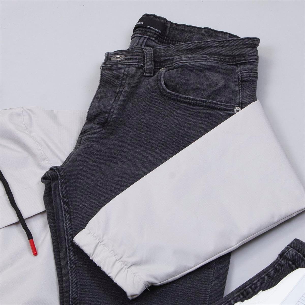 Gri Yağmurluk Tişört Pantolon Ayakkabı Kombin