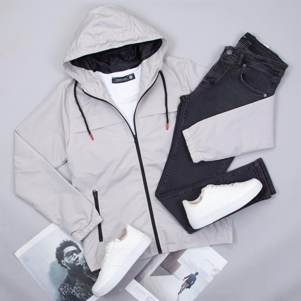 Gri Yağmurluk Tişört Pantolon Ayakkabı Kombin