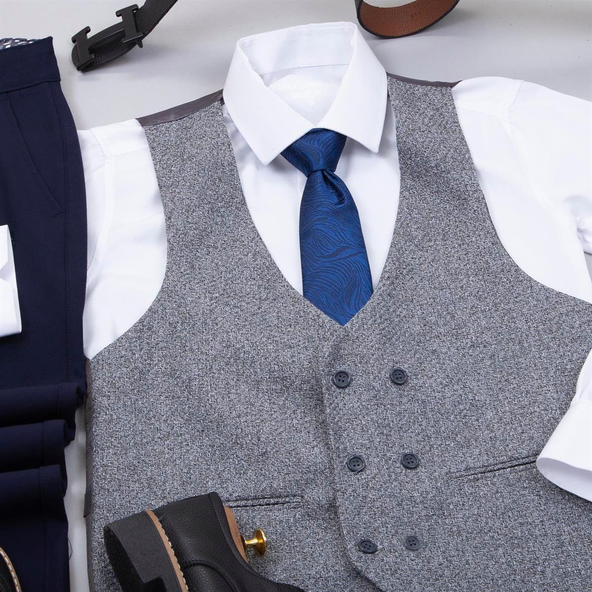 Gri Yelek Gömlek Pantolon Ayakkabı Kombin