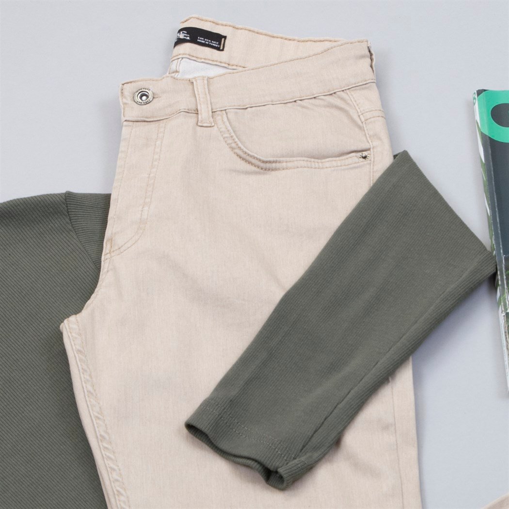 Haki Boğazlı Kazak Pantolon Bot Kombin