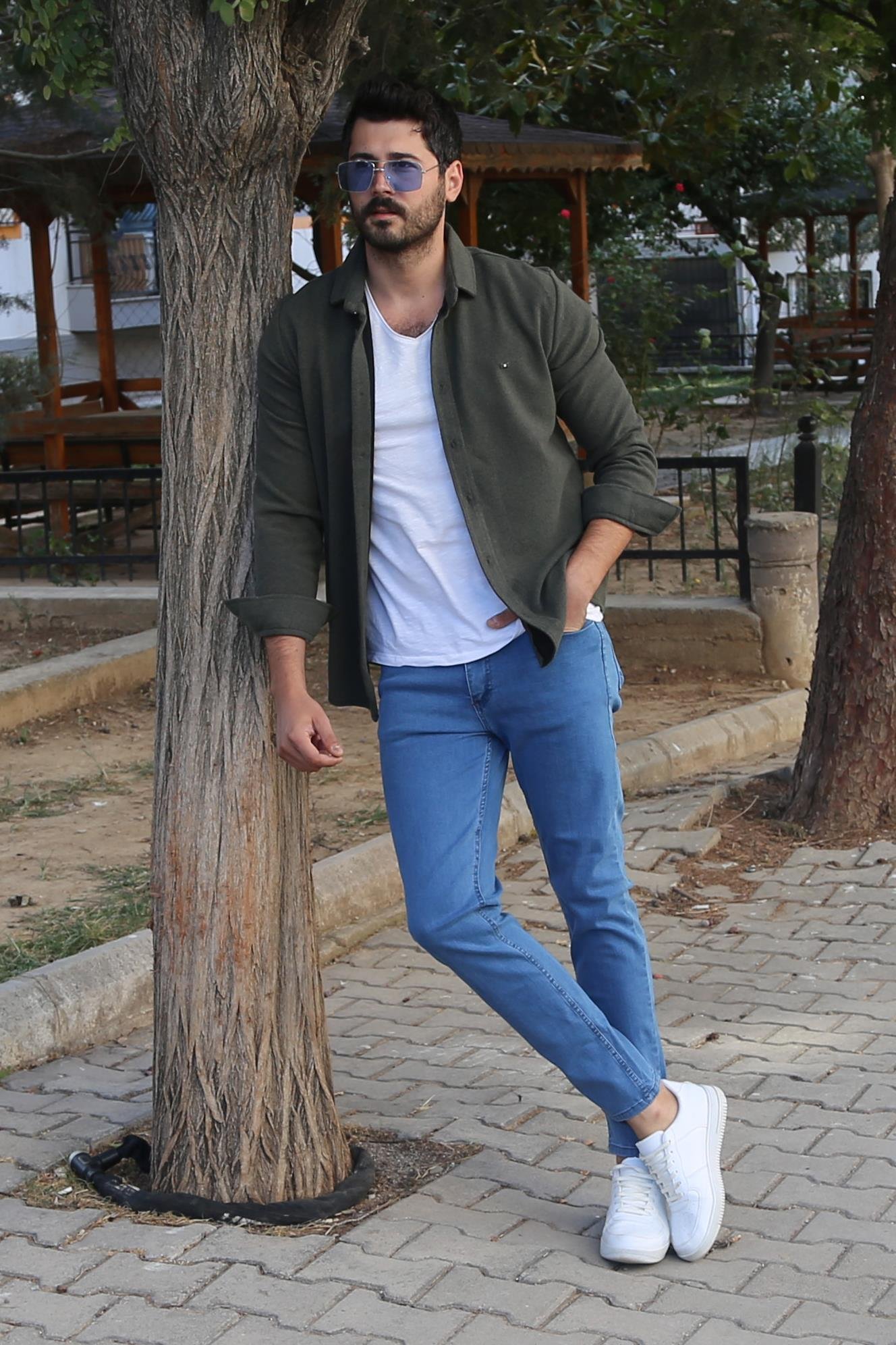 Haki Kaşe Gömlek Tişört Pantolon Ayakkabı Kombin