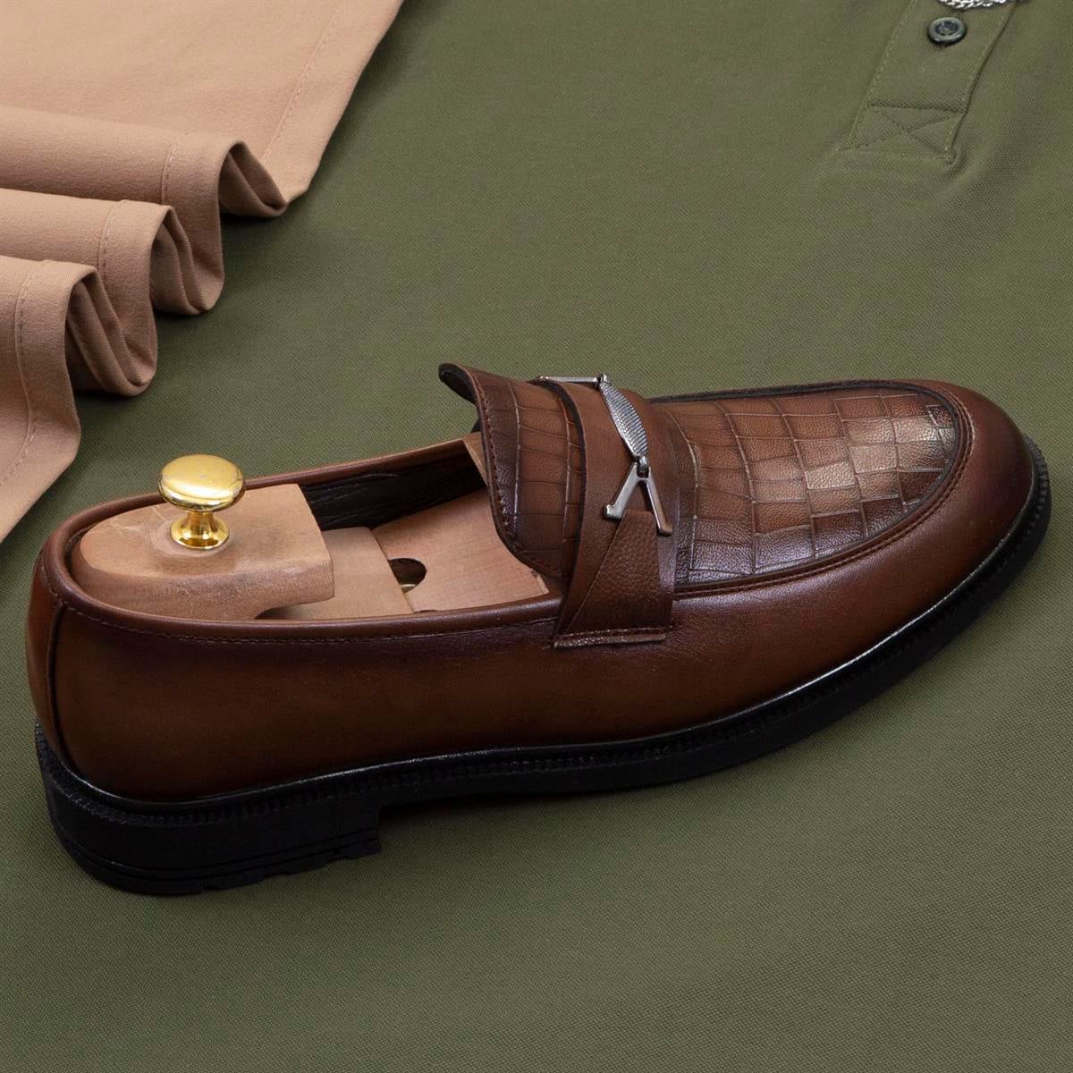 Haki Polo Yaka Tişört Pantolon Ayakkabı Kombin