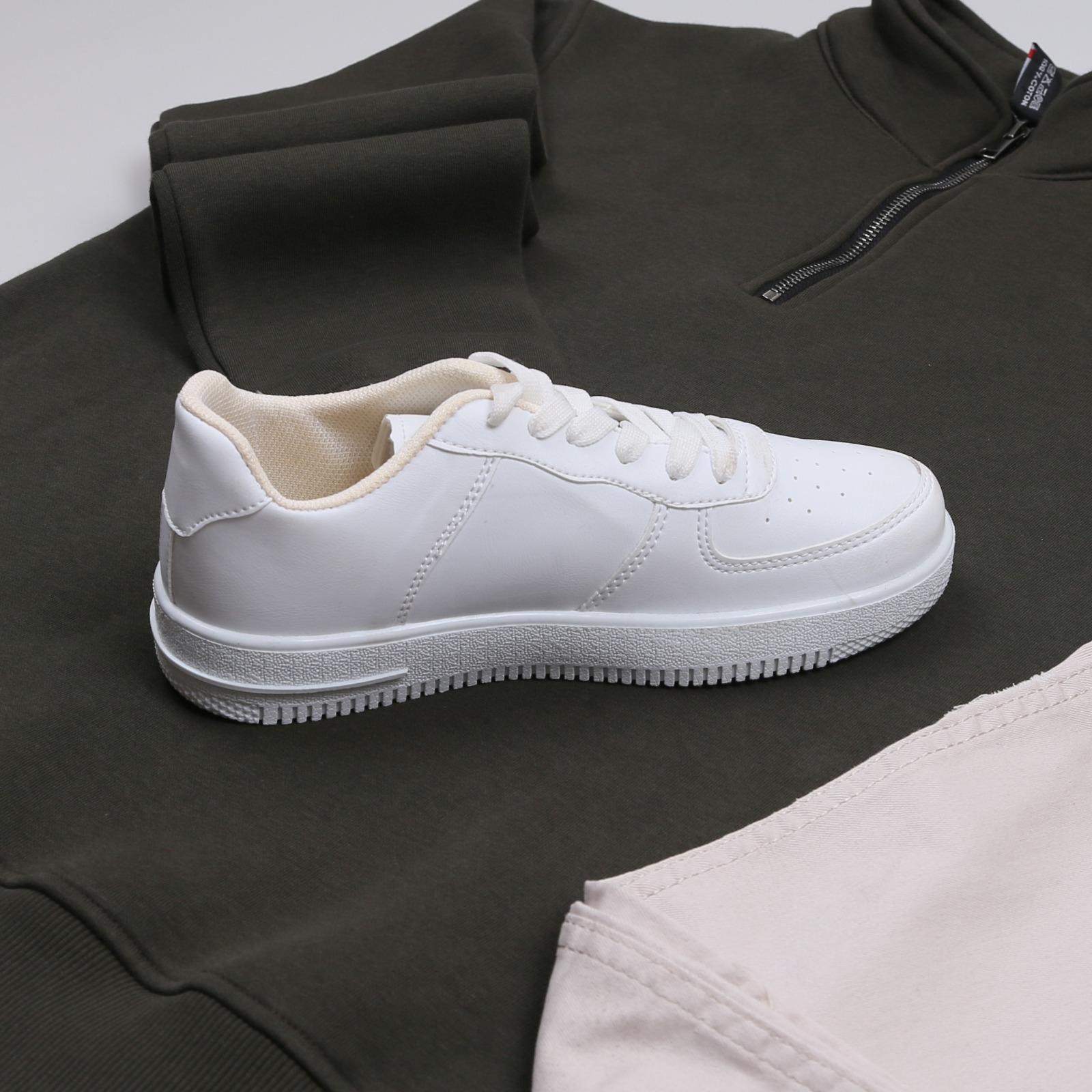 Haki Sweatshirt Bej Pantolon Ayakkabı  Kombini