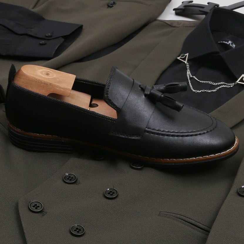 Haki Takım Elbise Siyah Gömlek Kombini