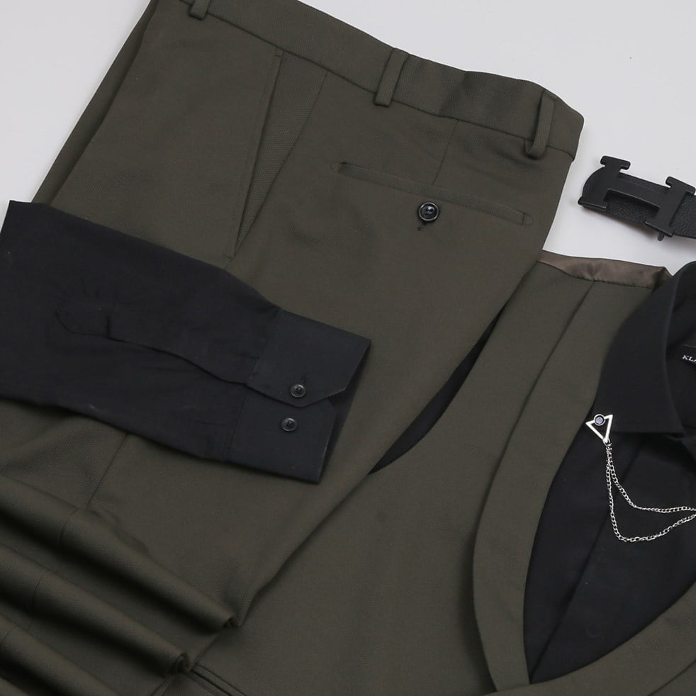 Haki Takım Elbise Siyah Gömlek Kombini