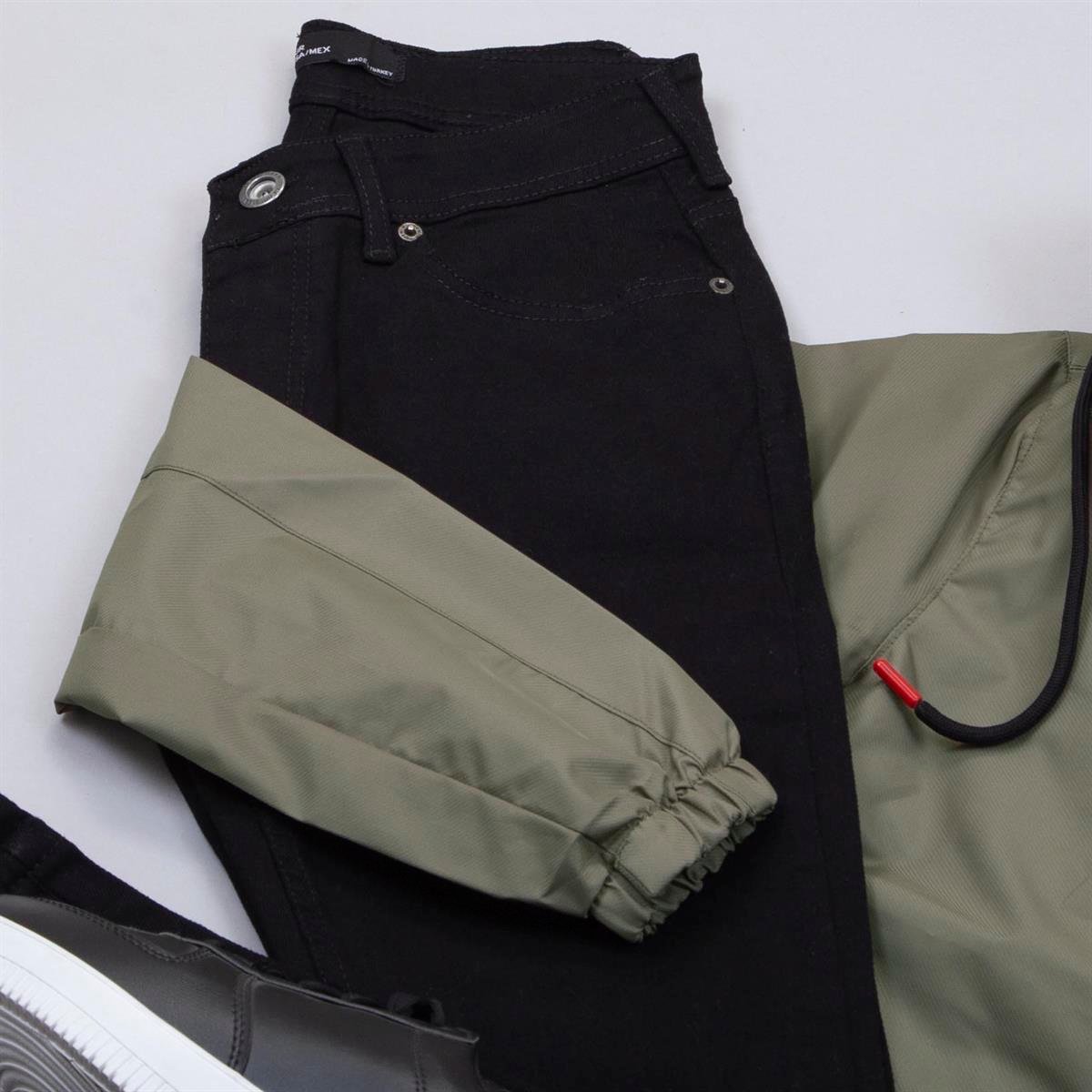 Haki Yağmurluk Tişört Pantolon Ayakkabı Kombin