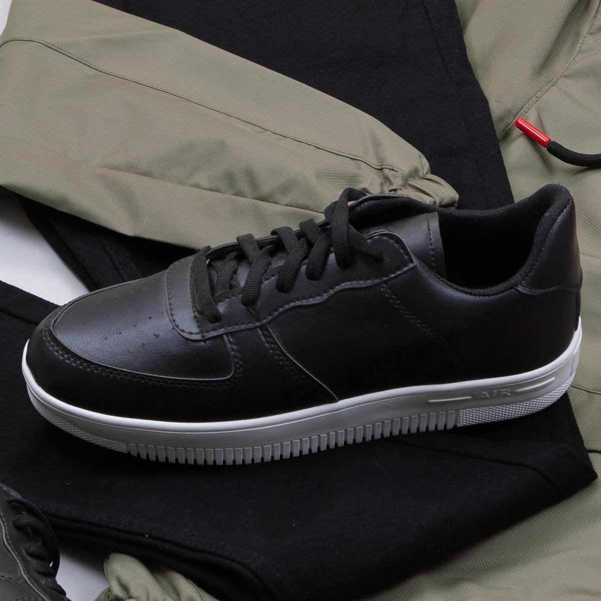 Haki Yağmurluk Tişört Pantolon Ayakkabı Kombin