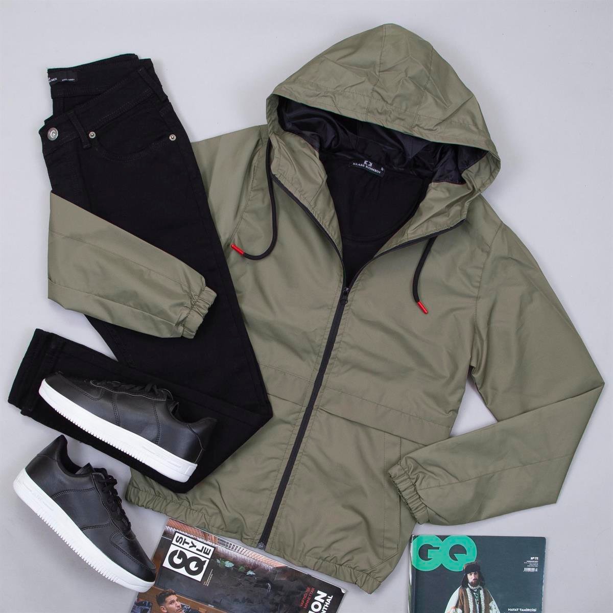 Haki Yağmurluk Tişört Pantolon Ayakkabı Kombin