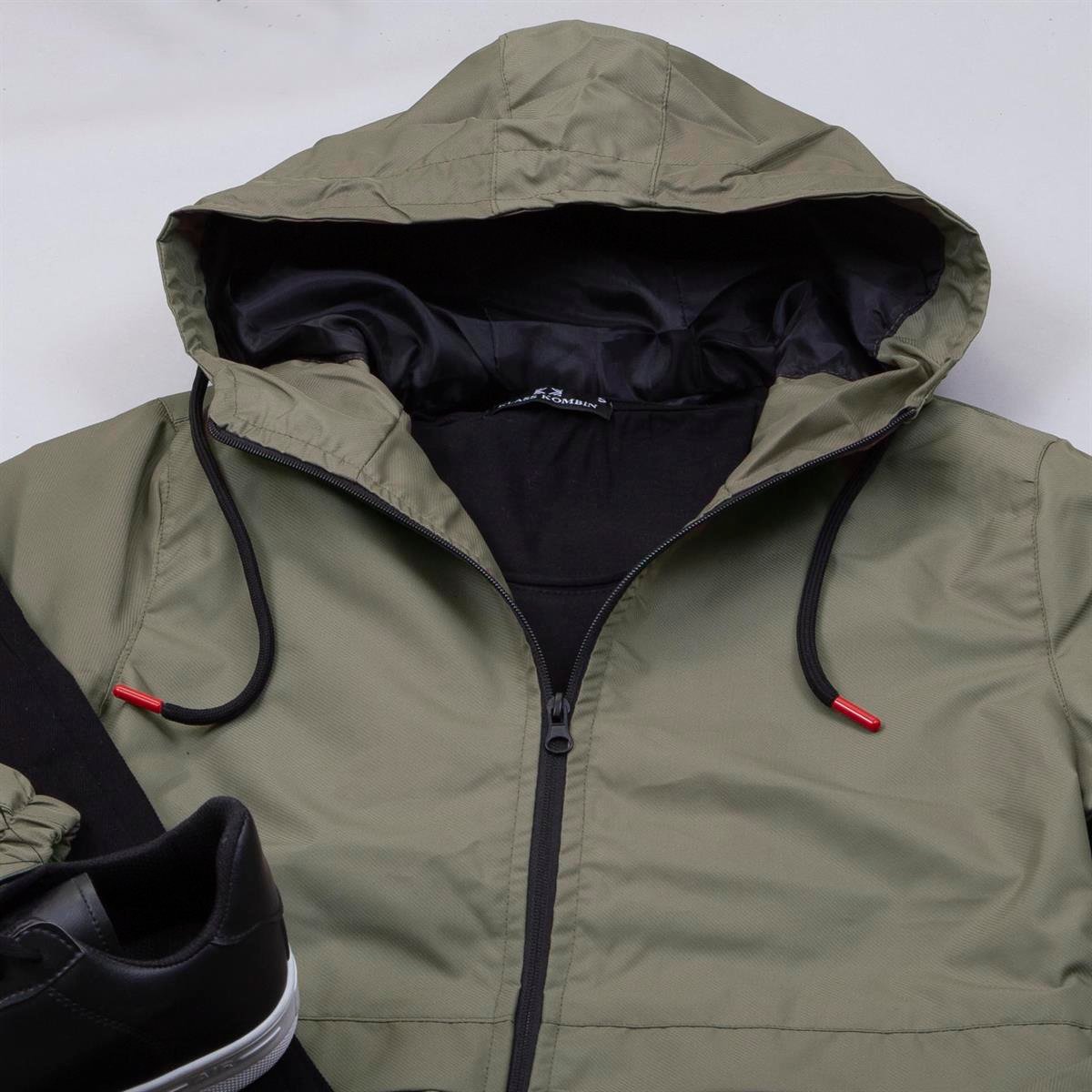 Haki Yağmurluk Tişört Pantolon Ayakkabı Kombin