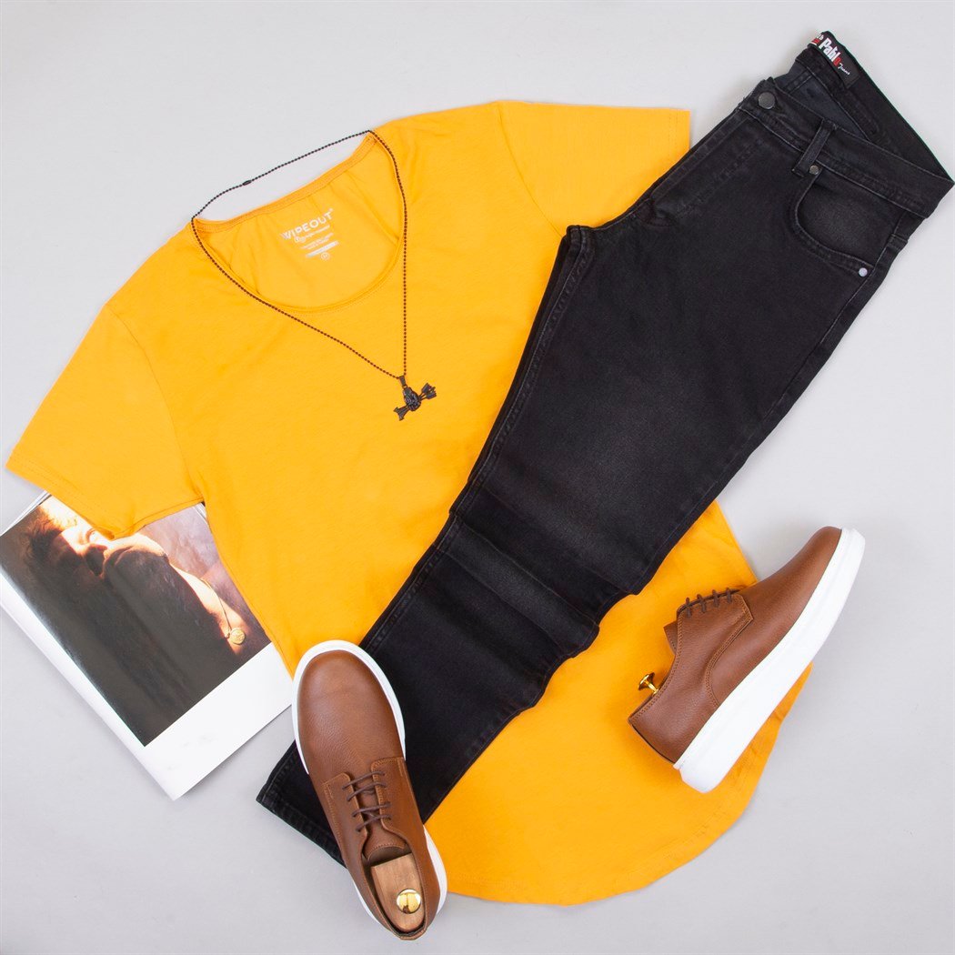 Hardal Tişört Pantolon Ayakkabı Kombin