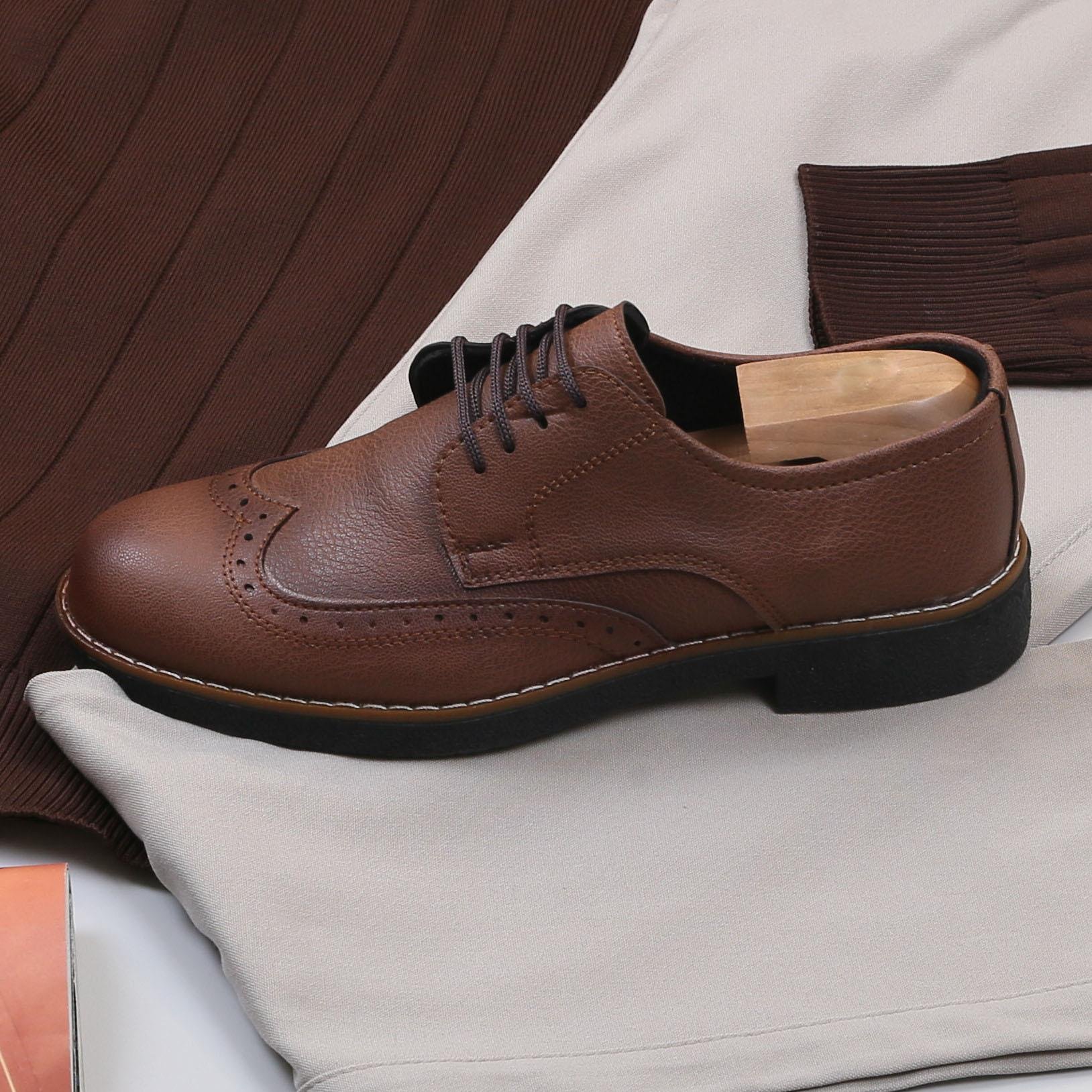 Kahve Çizgili Triko Polo Yaka Pantolon Ayakkabı Kombin