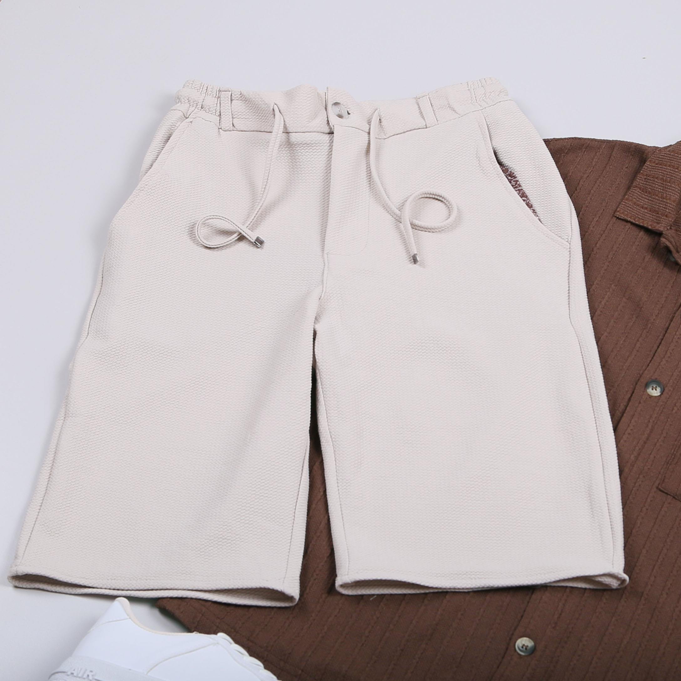 Kahve Gömlek Bej Şort Ayakkabı Kombin