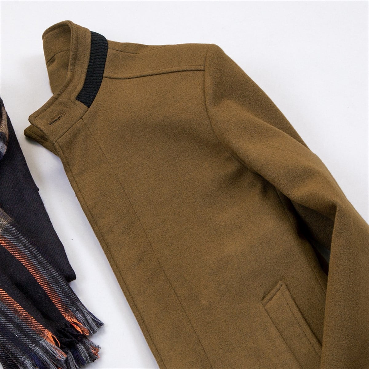 Kahve Kaşe Kaban Boğazlı Kazak Pantolon Bot Kombin