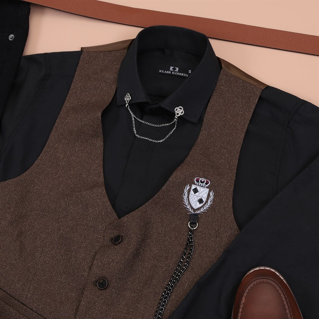 Kahve Yelek Beyaz Pantolon Ayakkabı Kombini