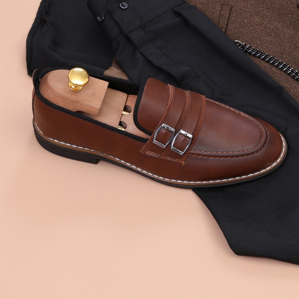 Kahve Yelek Beyaz Pantolon Ayakkabı Kombini