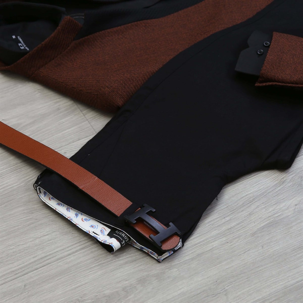 Kahverengi Blazer Ceket Siyah Pantolon Gömlek Ayakkabı Kombini