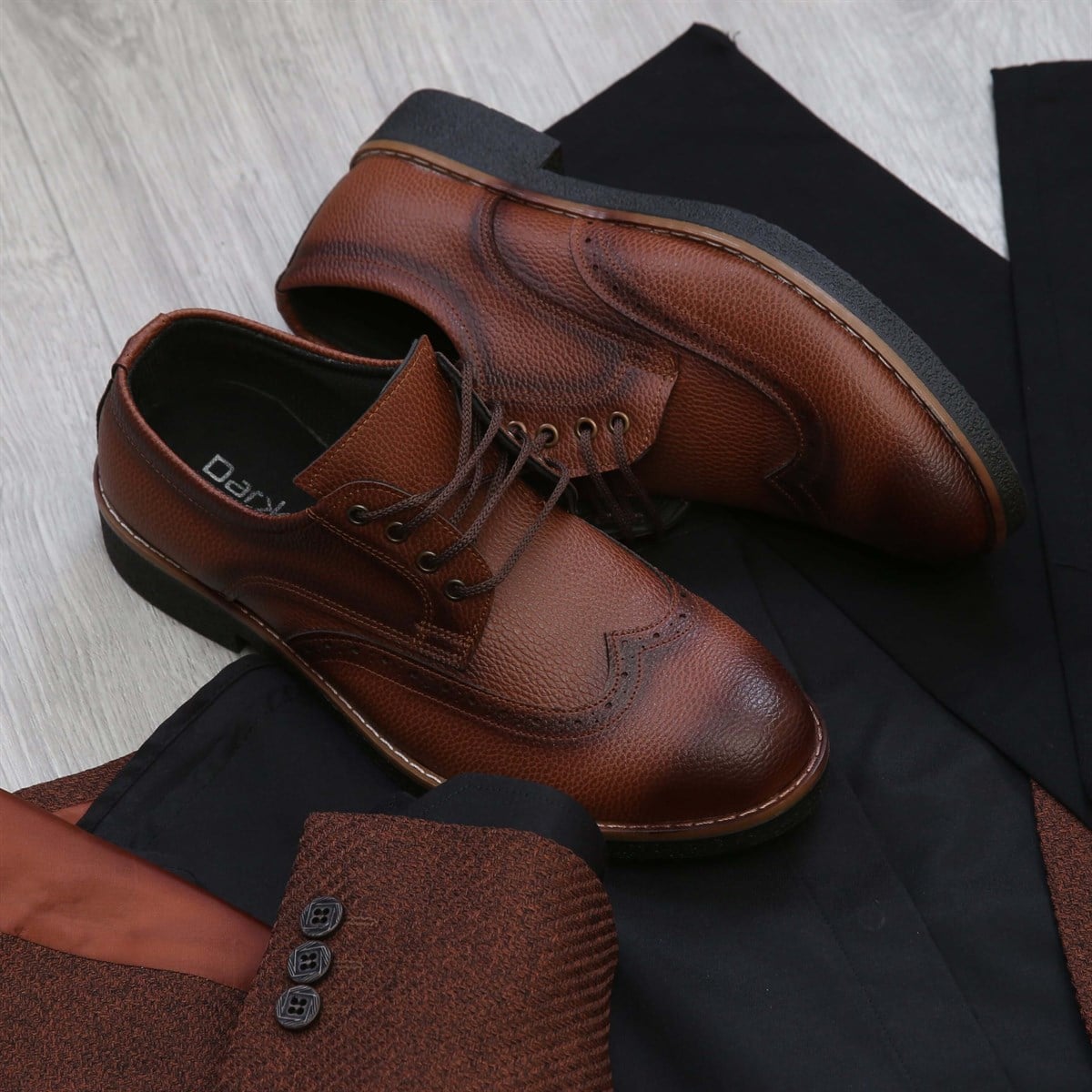 Kahverengi Blazer Ceket Siyah Pantolon Gömlek Ayakkabı Kombini