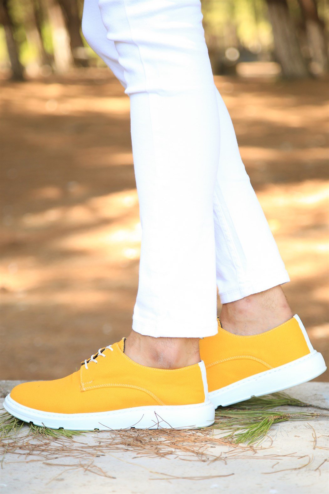 Kalın tabanlı sarı günlük ayakkabı