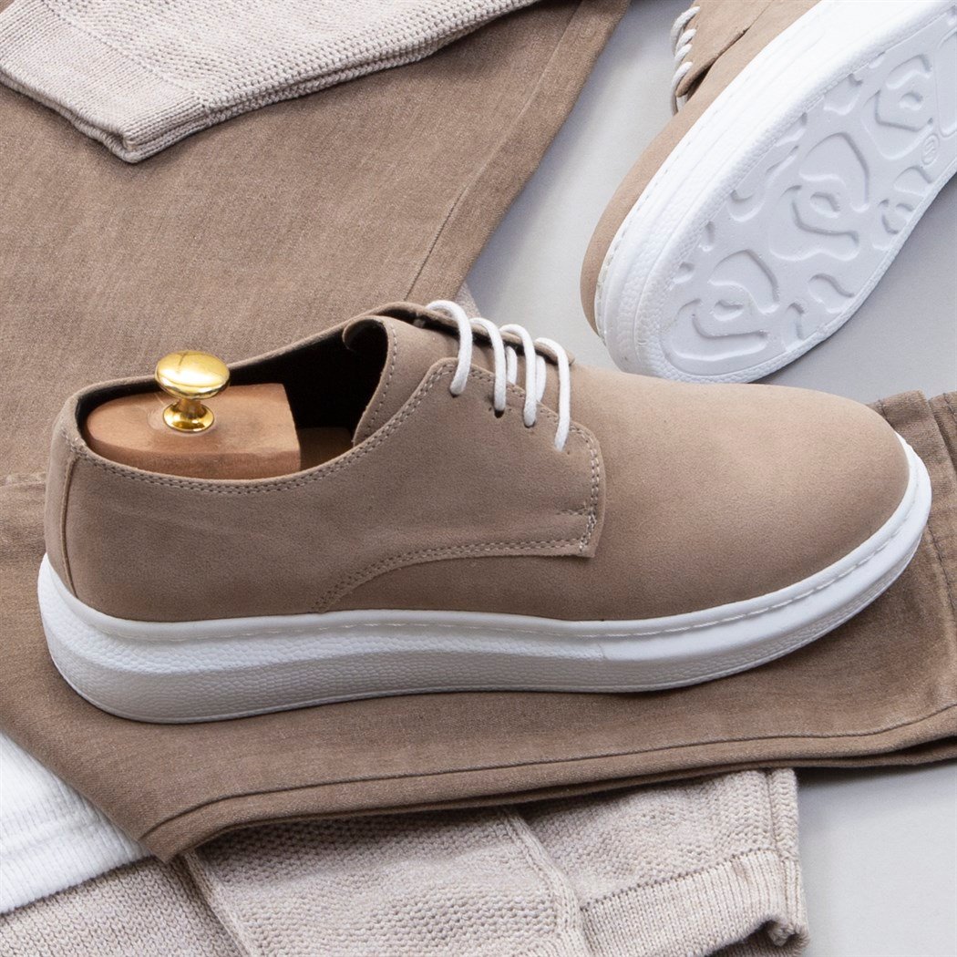 Kapşonlu Bej Hırka Boğazlı Kazak Pantolon Ayakkabı Kombin