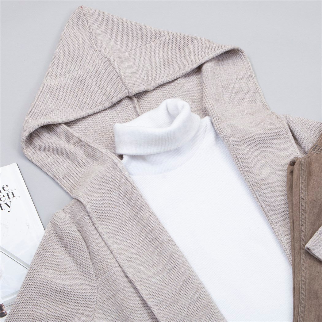 Kapşonlu Bej Hırka Boğazlı Kazak Pantolon Ayakkabı Kombin