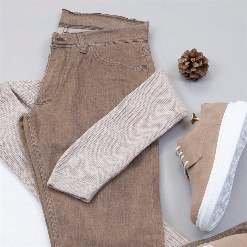 Kapşonlu Bej Hırka Boğazlı Kazak Pantolon Ayakkabı Kombin