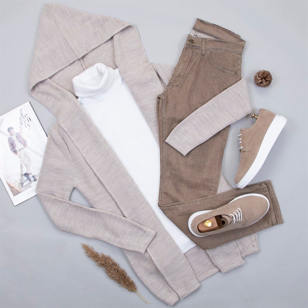 Kapşonlu Bej Hırka Boğazlı Kazak Pantolon Ayakkabı Kombin