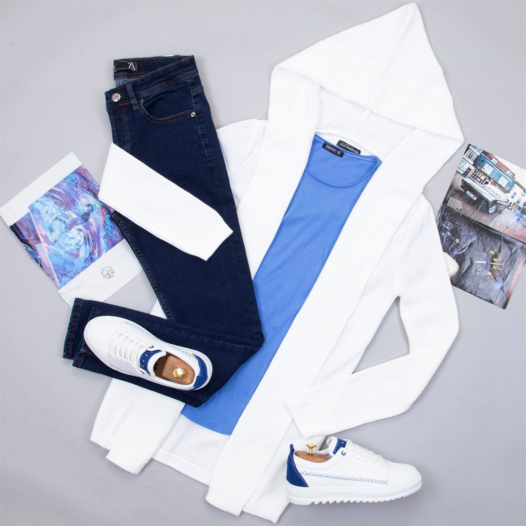 Kapşonlu Beyaz Hırka Tişört Pantolon Ayakkabı Kombin