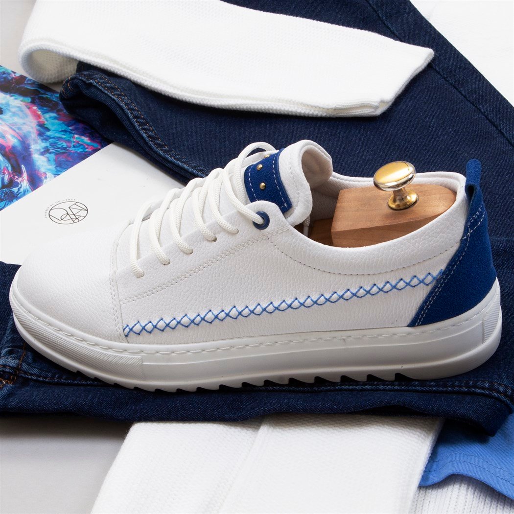 Kapşonlu Beyaz Hırka Tişört Pantolon Ayakkabı Kombin