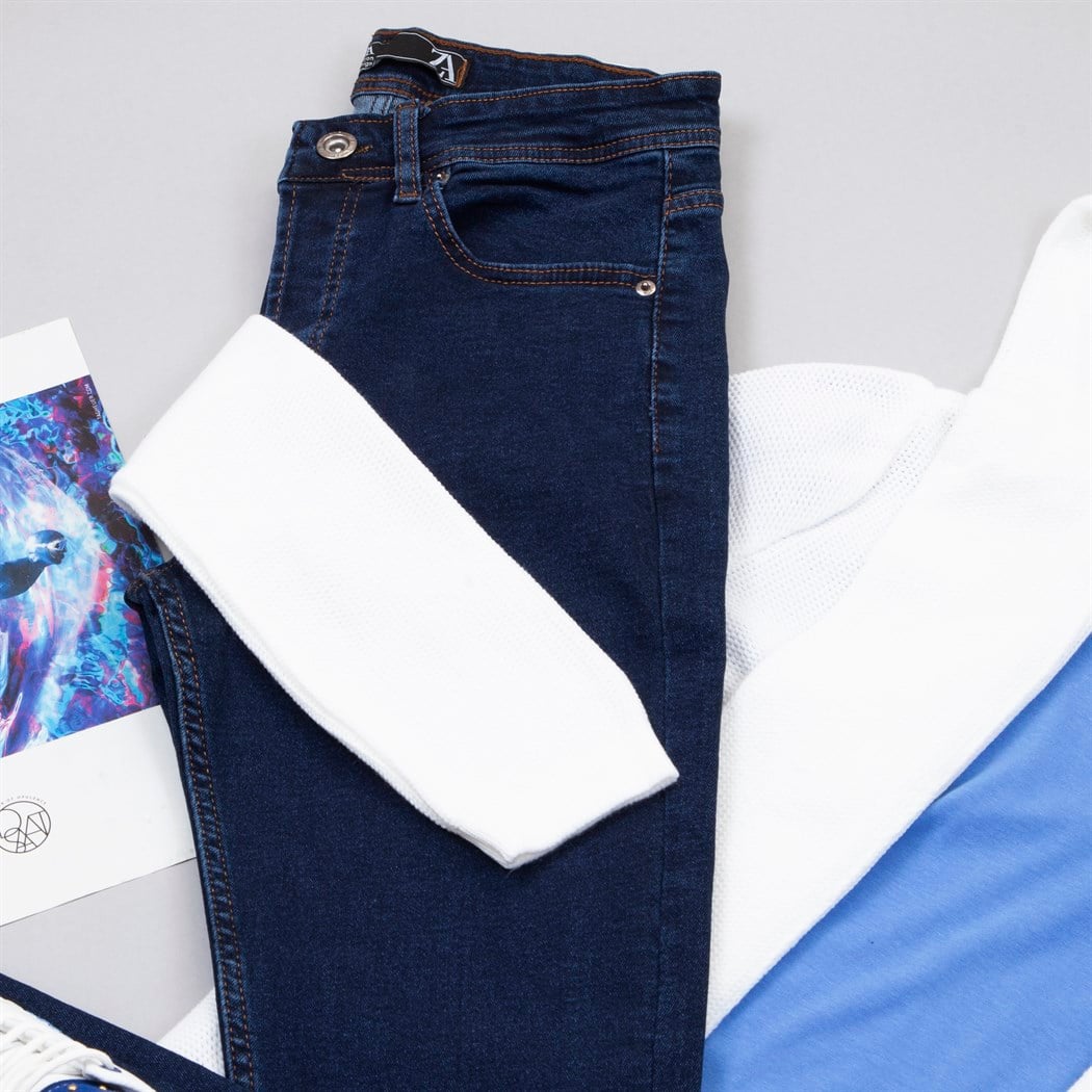 Kapşonlu Beyaz Hırka Tişört Pantolon Ayakkabı Kombin