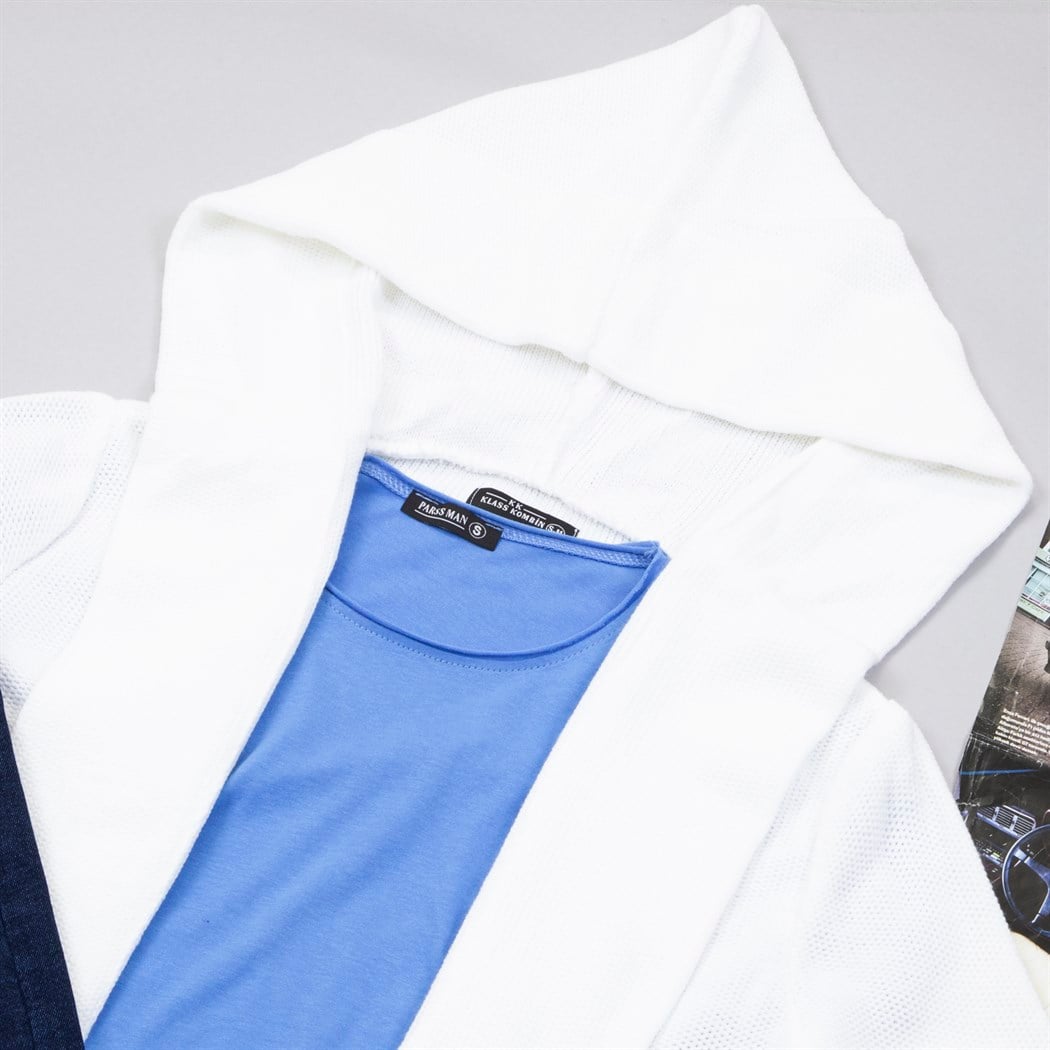 Kapşonlu Beyaz Hırka Tişört Pantolon Ayakkabı Kombin