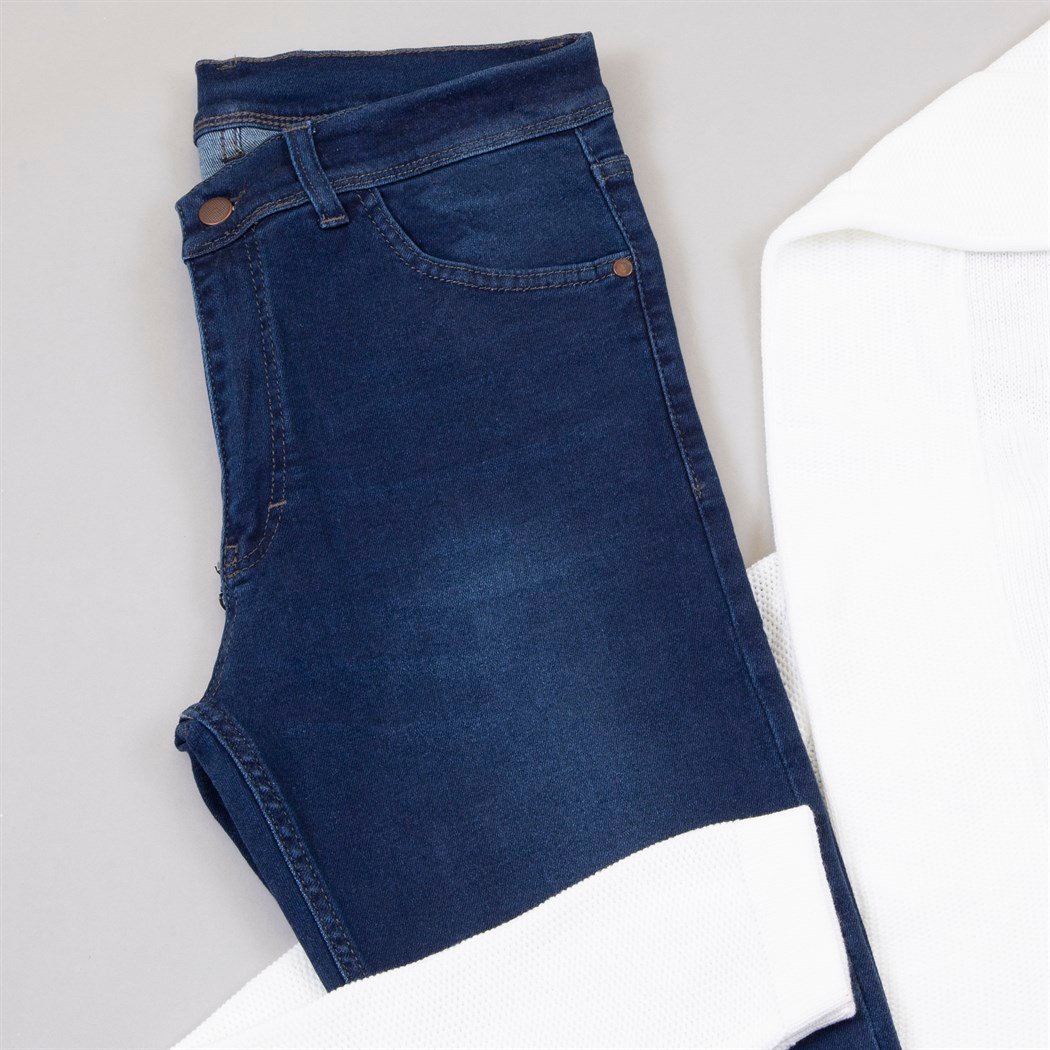 Kapşonlu Beyaz Hırka Tişört Pantolon Kombin