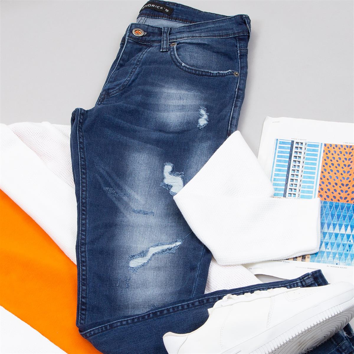 Kapşonlu Beyaz Hırka Uzun Kol Body Pantolon Ayakkabı Kombin