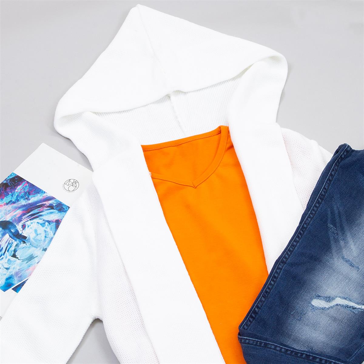 Kapşonlu Beyaz Hırka Uzun Kol Body Pantolon Ayakkabı Kombin