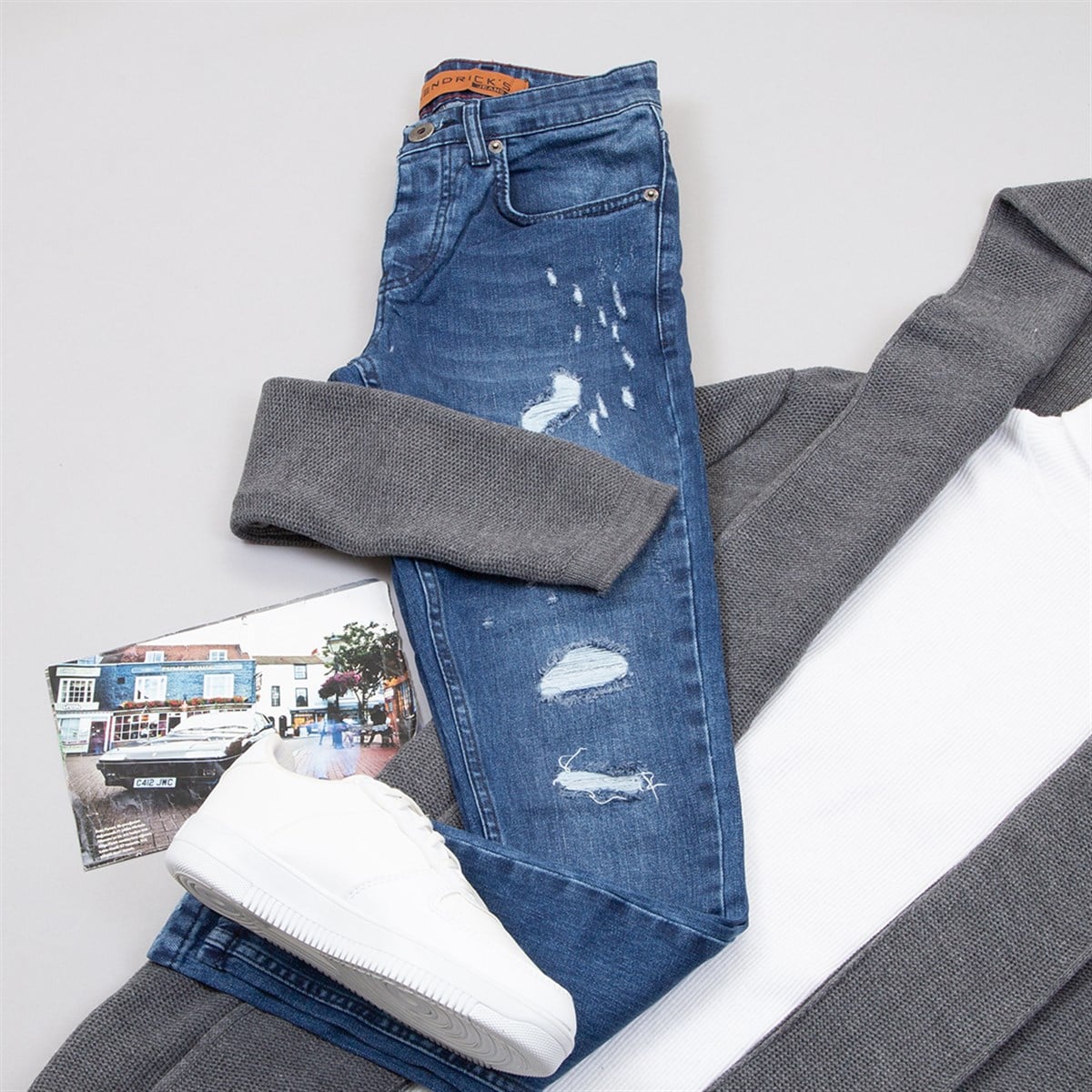 Kapşonlu Füme Hırka Boğazlı Kazak Pantolon Ayakkabı Kombin