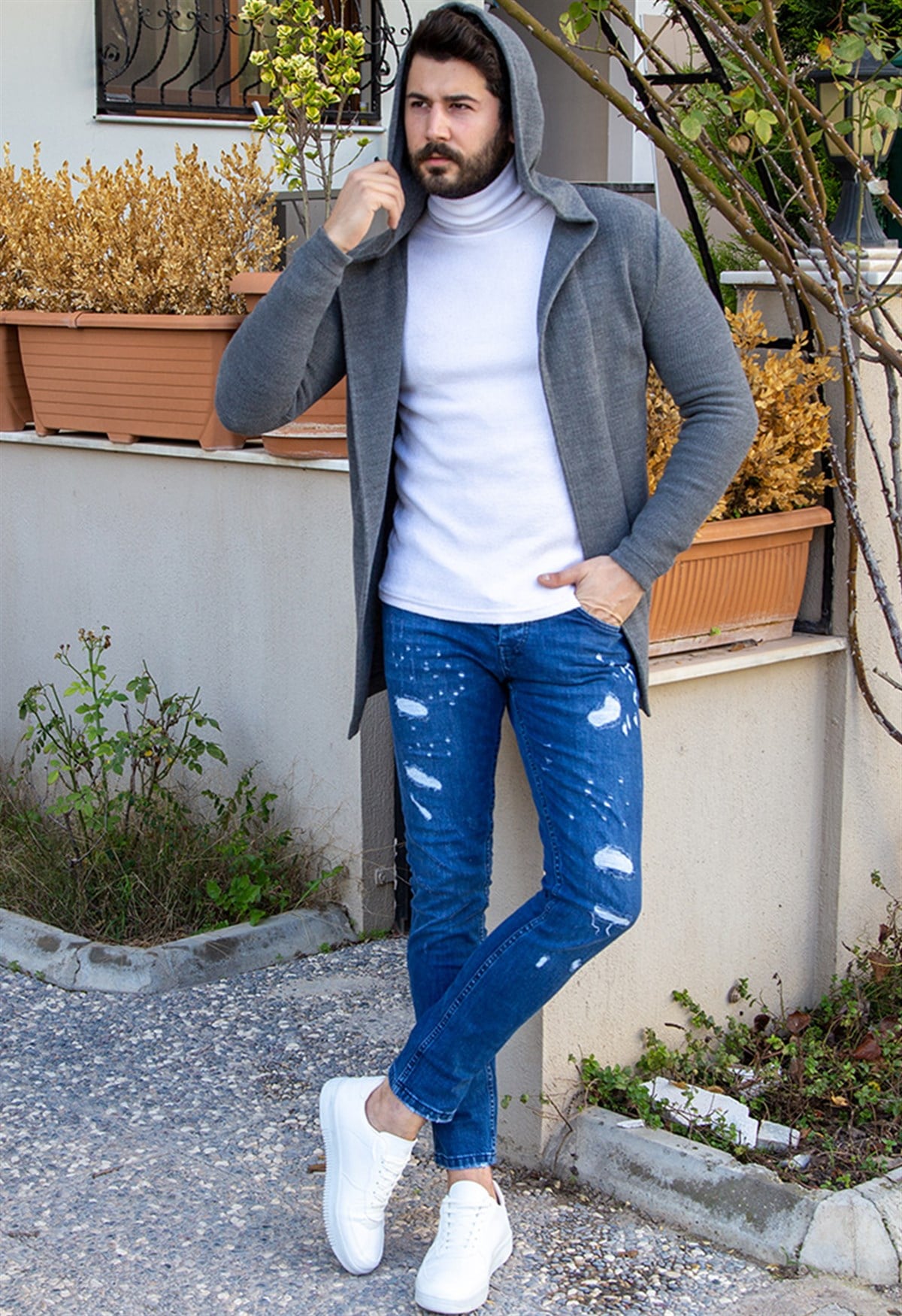 Kapşonlu Füme Hırka Boğazlı Kazak Pantolon Ayakkabı Kombin