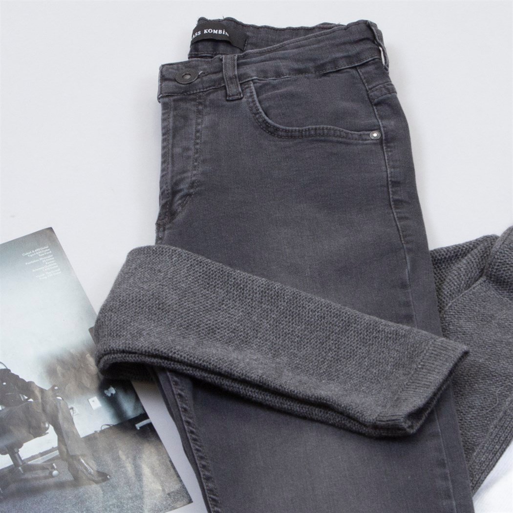 Kapşonlu Füme Hırka Boğazlı Kazak Pantolon Ayakkabı Kombin