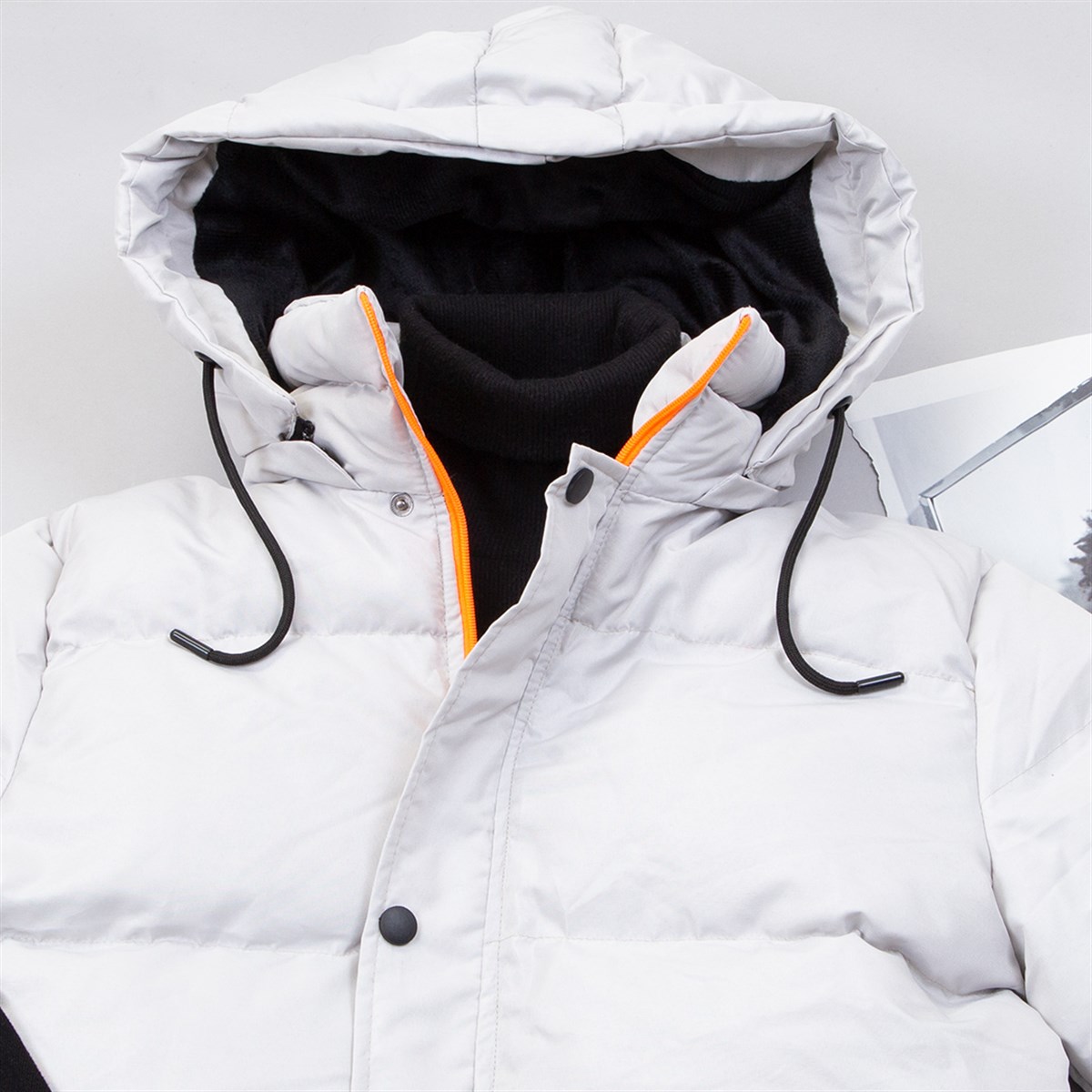 Kapşonlu Gri Şişme Mont Boğazlı Kazak Pantolon Bot Kombin