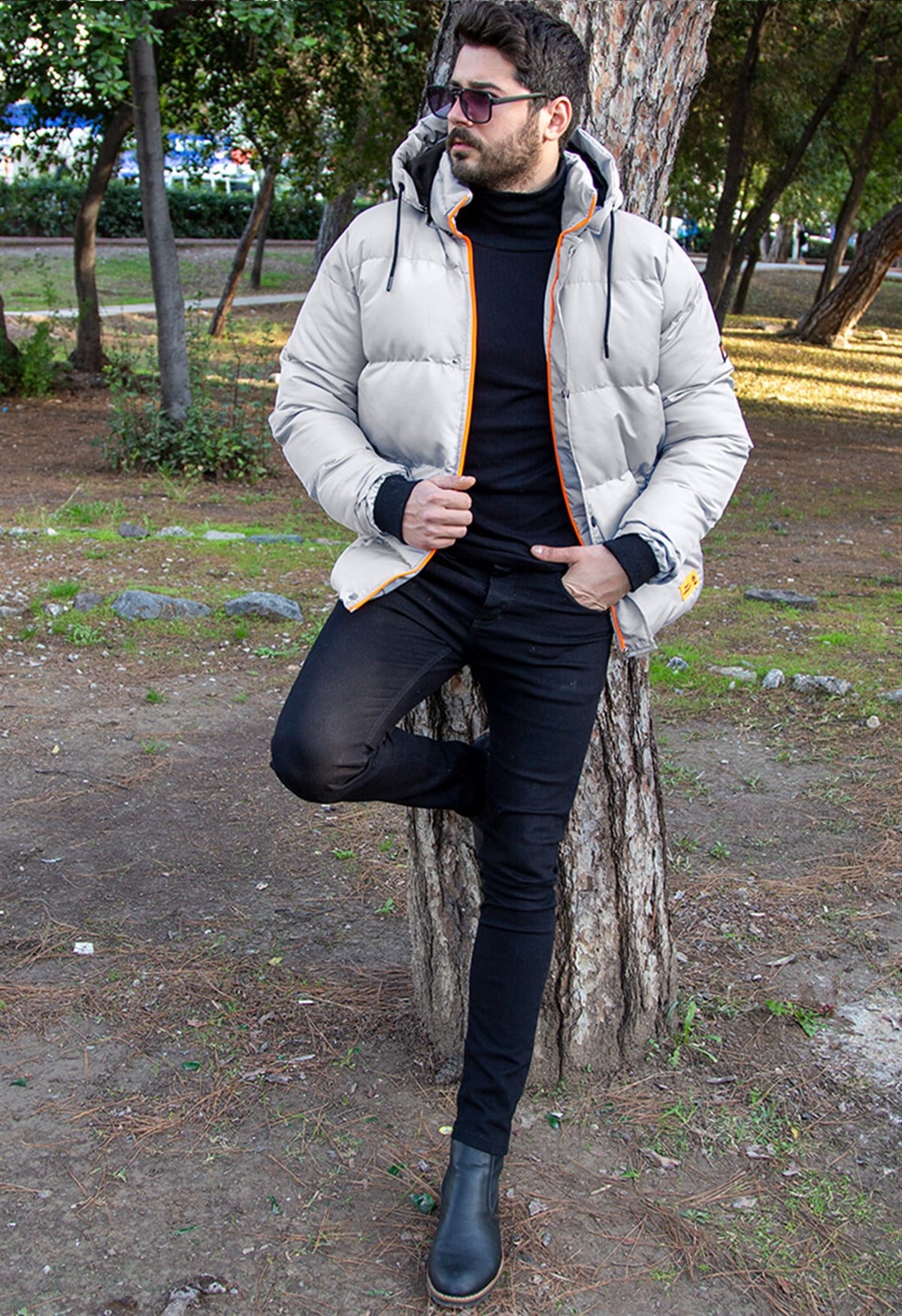 Kapşonlu Gri Şişme Mont Boğazlı Kazak Pantolon Bot Kombin