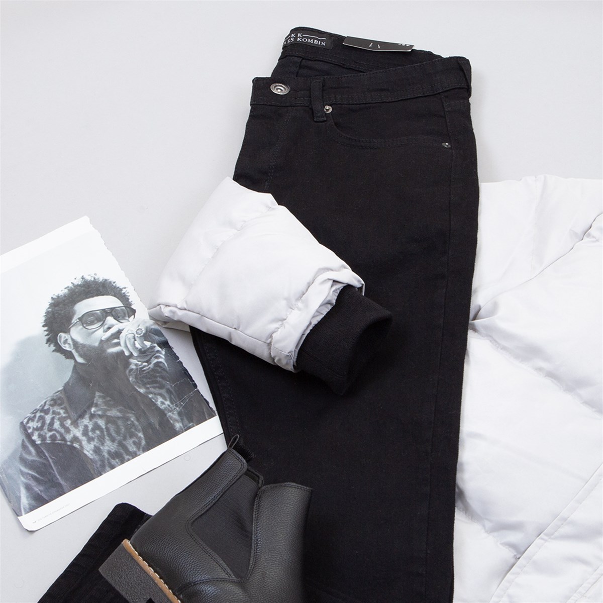 Kapşonlu Gri Şişme Mont Boğazlı Kazak Pantolon Bot Kombin