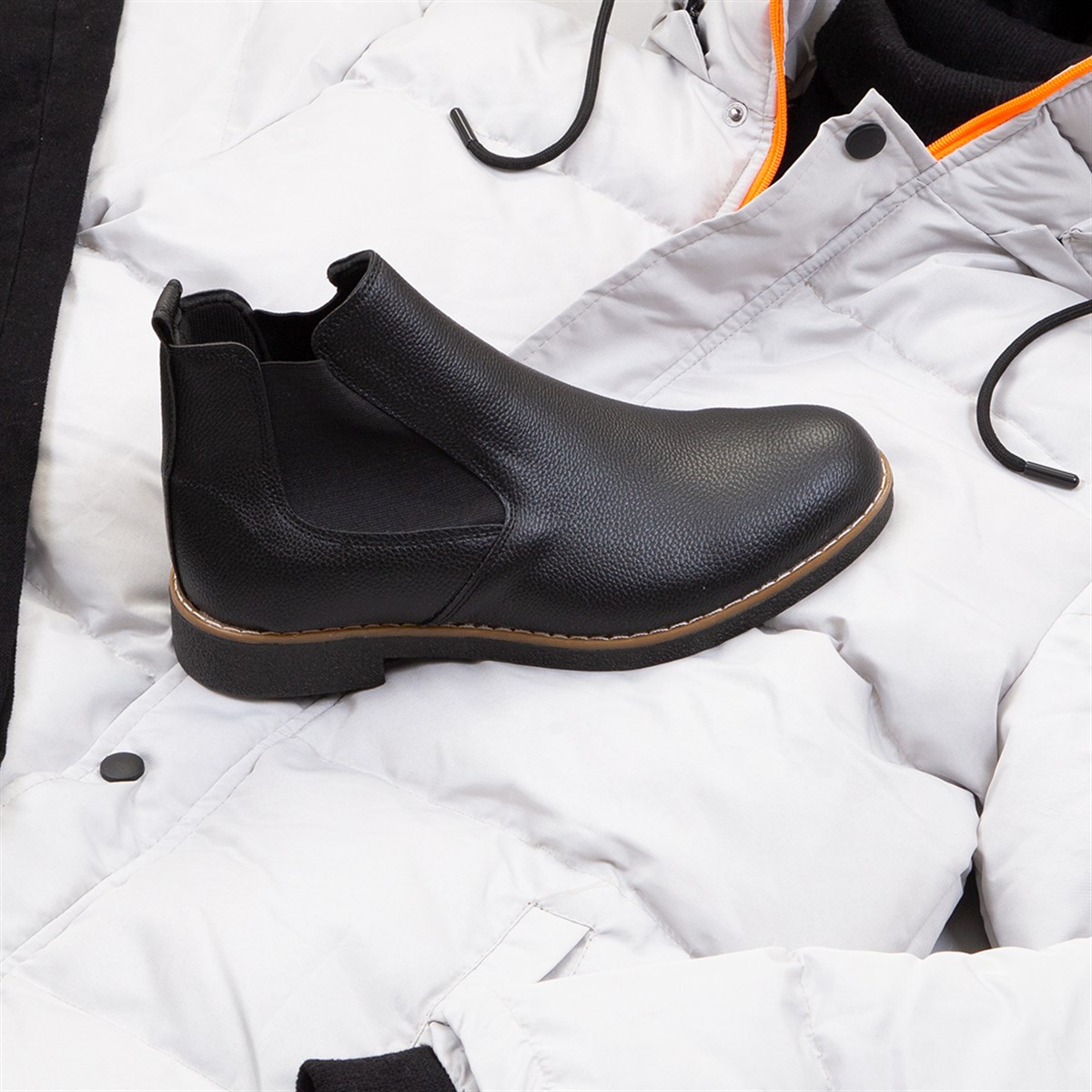 Kapşonlu Gri Şişme Mont Boğazlı Kazak Pantolon Bot Kombin