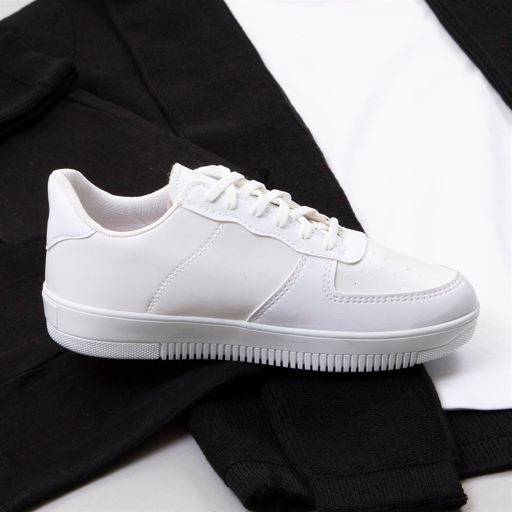 Kapşonlu Siyah Hırka Tişört Pantolon Ayakkabı Kombin