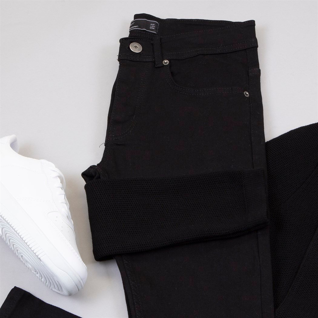 Kapşonlu Siyah Hırka Tişört Pantolon Ayakkabı Kombin