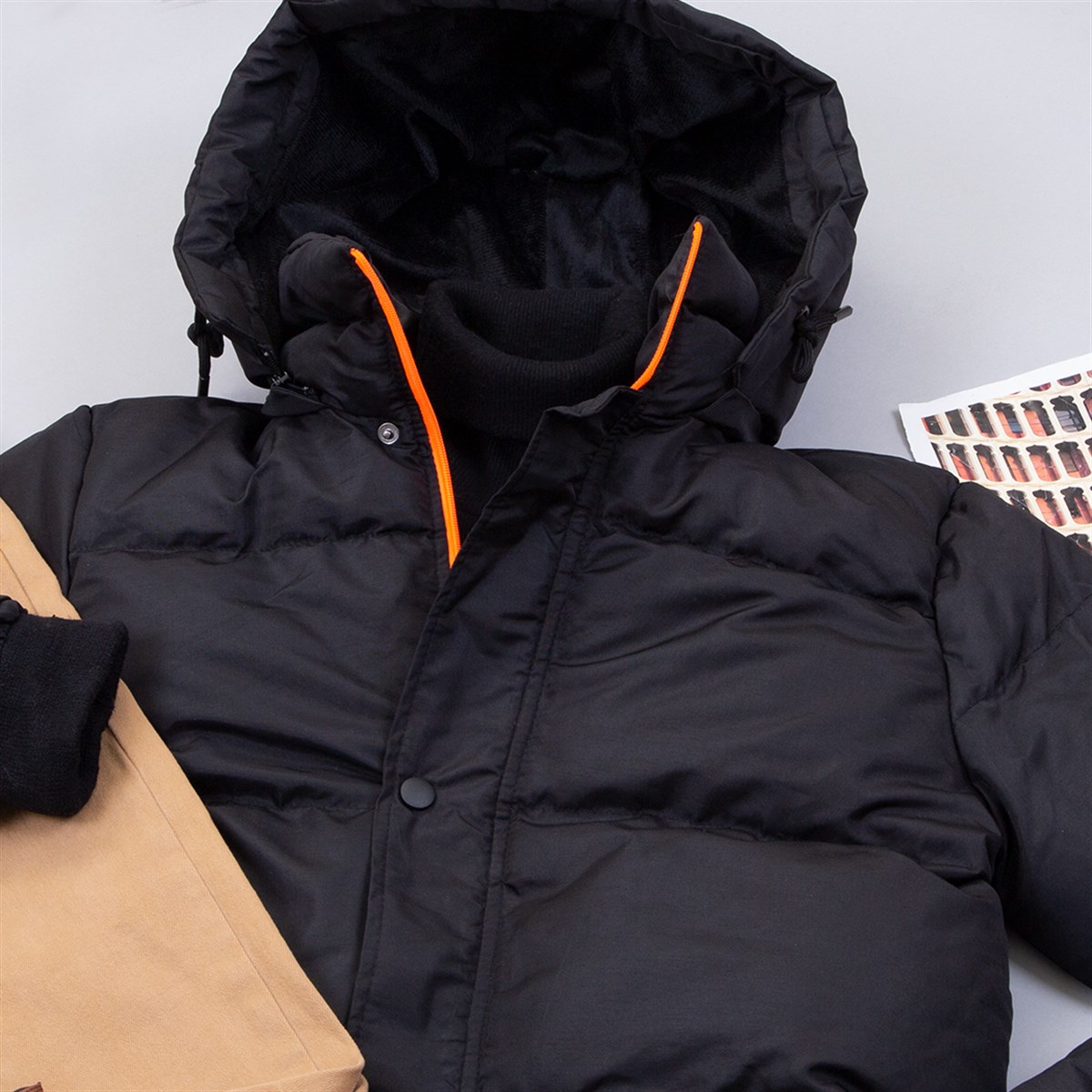 Kapşonlu Siyah Şişme Mont Boğazlı Kazak Pantolon Bot Kombin